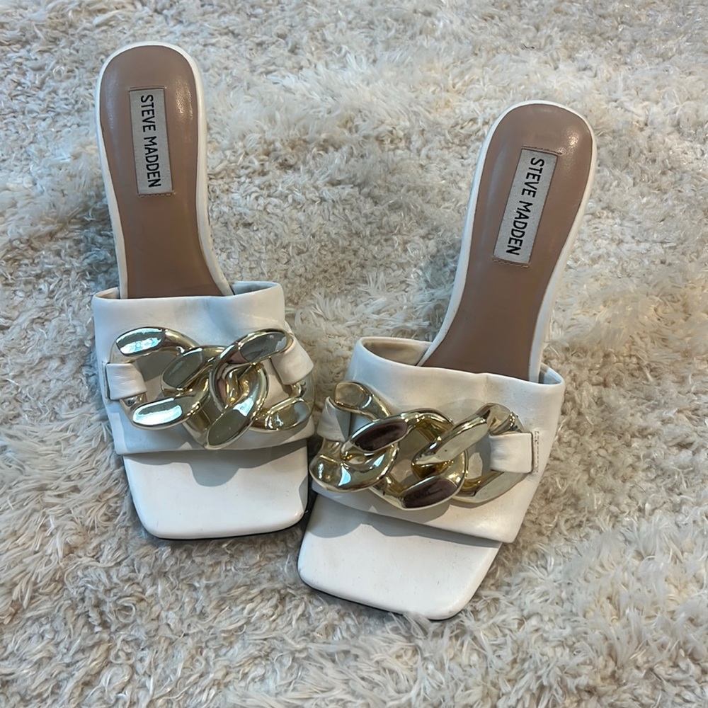 White square toe sandal skinny heel and large chunky gold chain Steve Madden